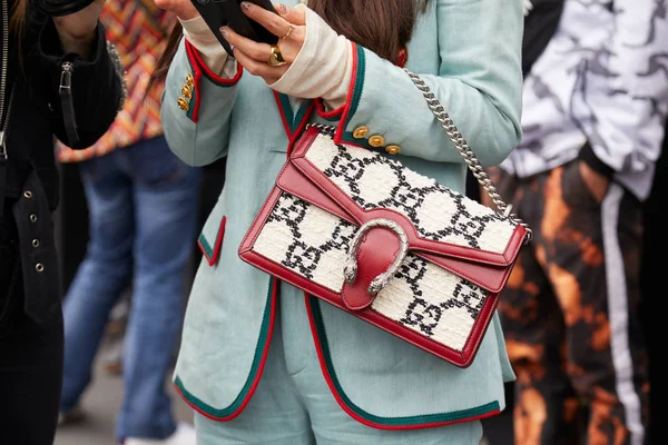 Kvinna med blekblå jacka och byxor och väska innan Gucci modevisning, Milan Fashion Week street style t stil — Stockfoto