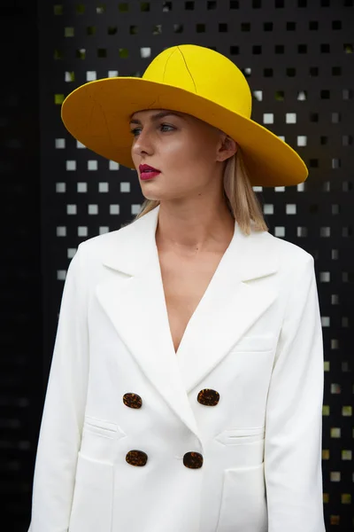 Mujer con chaqueta blanca y sombrero amarillo antes del desfile de moda Gucci, Milan Fashion Week street style — Foto de Stock
