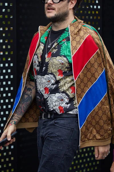 Homem com casaco e camisa Gucci marrom, vermelho e azul com tigres antes do desfile de moda Gucci, estilo de rua Milan Fashion Week — Fotografia de Stock