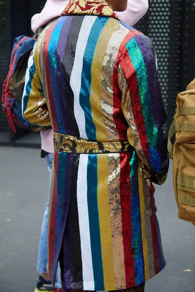 Man with striped dressing gown with sequins before Gucci fashion show, Milan Fashion Week street style — Stock Photo, Image