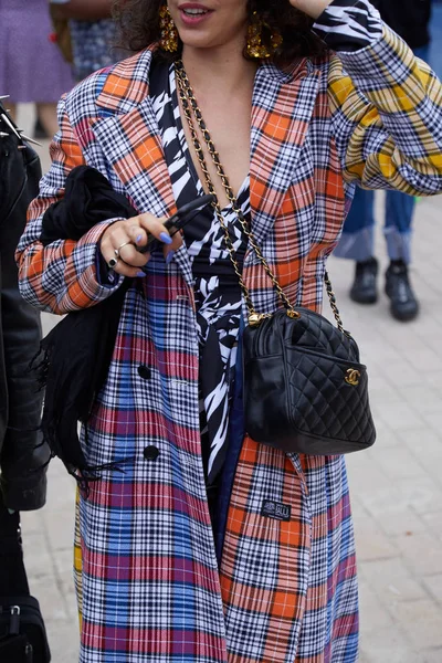 Mulher com saco de couro preto Chanel e casaco colorido quadriculado antes do desfile de moda Gucci, estilo de rua Milan Fashion Week — Fotografia de Stock