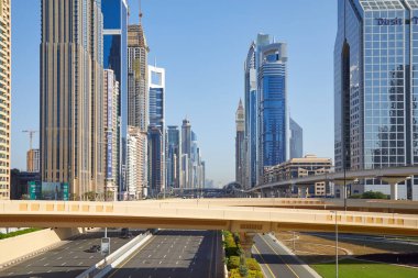 Şeyh Zayed Yolu modern gökdelenlere bakıyor güneşli bir günde, mavi gökyüzünde