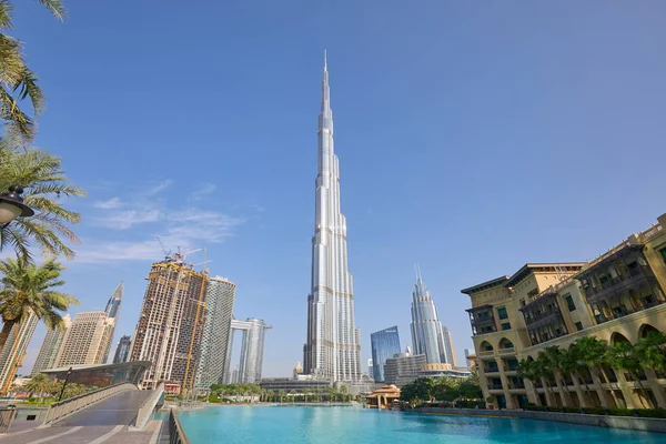 Burj Khalifa mrakodrap a umělé jezero ve slunečném ránu — Stock fotografie