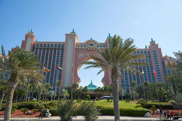 Atlantis The Palm hotel de luxo com jardim, pessoas e turistas em um dia ensolarado — Fotografia de Stock
