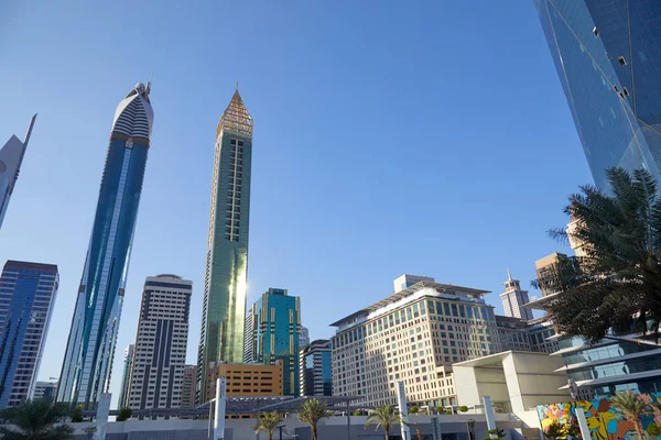 Distrito financiero de Dubai, rascacielos modernos vista de bajo ángulo en un día soleado, cielo azul —  Fotos de Stock