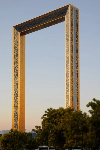 Dubai Frame, attrazione di osservazione dorata la sera, cielo limpido — Foto Stock