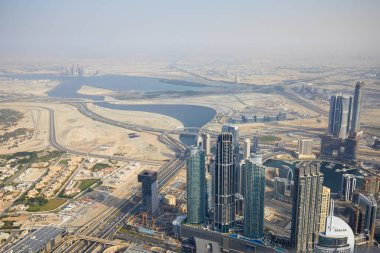 Güneşli bir günde modern gökdelenlerle Dubai şehri hava manzarası