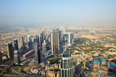 Güneşli bir günde Dubai şehrinin yüksek açılı manzarası ve Şeyh Zayed yolu.