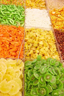 Bir dükkanda kivi, ananas, portakal ve diğerleri ile kurumuş meyve renkli arka plan 