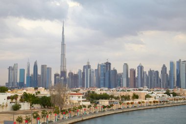 Dubai şehrinin gökdelenleri ve binaları bulutlu bir günde Burj Khalifa 'nın gökdelenleri.