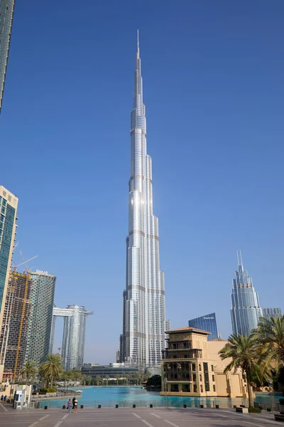Burj Khalifa grattacielo e persone e turisti al mattino presto in una giornata di sole a Dubai — Foto Stock