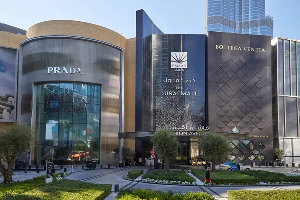 Dubai Mall, shopping center de luxo entrada Fashion Avenue em um dia ensolarado — Fotografia de Stock