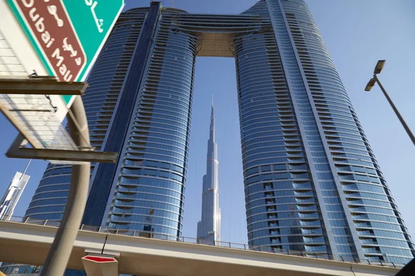 Burj Khalifa Wolkenkratzer und Adresse Himmelsaussichtstürme in einem klaren, sonnigen Tag, niedrigen Winkel Blick — Stockfoto