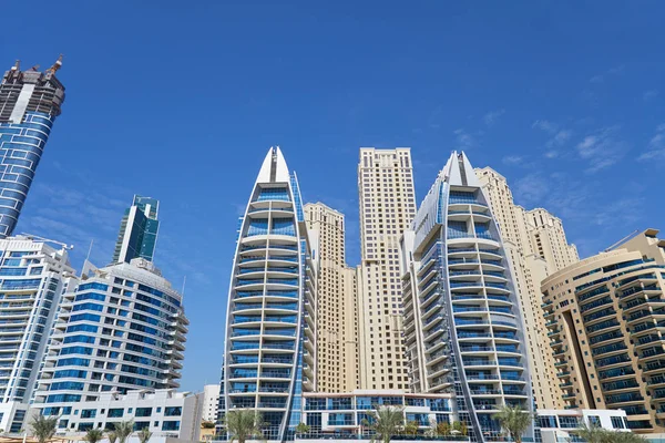 Rascacielos Dubai Marina en un día soleado, cielo azul claro en Dubai —  Fotos de Stock