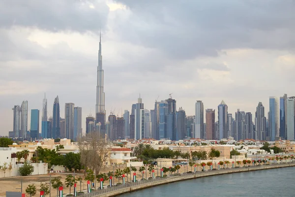Skyline de Dubaï avec gratte-ciel Burj Khalifa et bâtiments résidentiels par une journée nuageuse — Photo