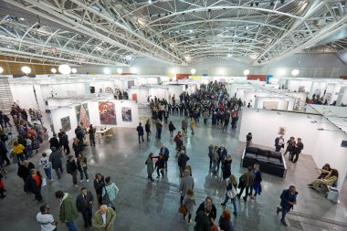 Artissima çağdaş sanat fuarı, İtalya 'nın Torino kentindeki ziyaretçilerle Oval Lingotto Sarayı' nda yüksek açı manzarası açıyor