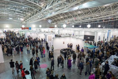 Artissima çağdaş sanat fuarı, İtalya 'nın Torino kentindeki ziyaretçilerle Oval Lingotto Sarayı' nda yüksek açı manzarası açıyor