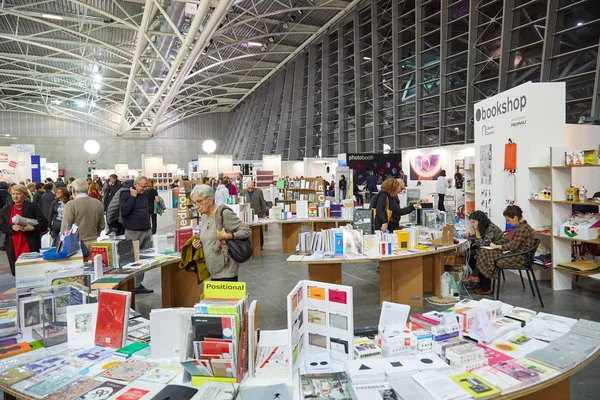 Buchhandlungsbereich mit Menschen während der artissima Messe für zeitgenössische Kunst im ovalen lingotto palast in turin, italien — Stockfoto