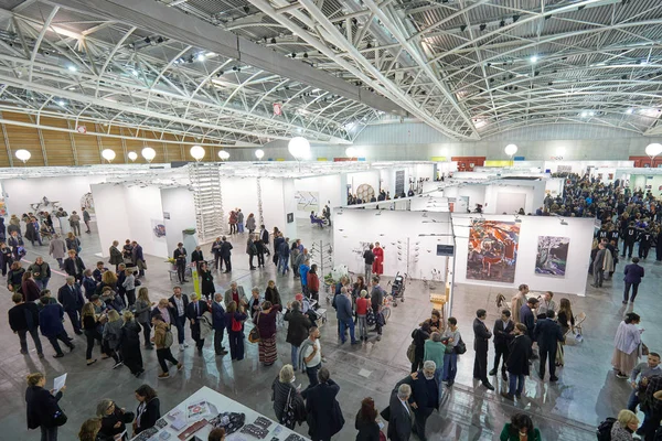 Artissima feira de arte contemporânea abrindo vista de alto ângulo no palácio Oval Lingotto com visitantes em Turim, Itália — Fotografia de Stock