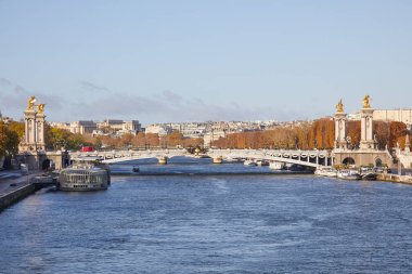 Paris, Fransa 'da güneşli bir sonbahar gününde Alexander II köprü manzarası ve Seine nehri