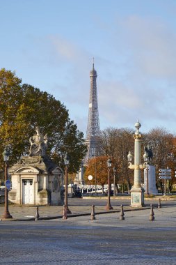 Paris, Fransa 'da güneşli bir sonbahar gününde altın ve yeşil sokak lambaları ve Eyfel kulesi manzaralı Concorde Meydanı