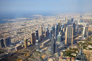 Şeyh Zayed Yolu ve Dubai şehri gökdelenleri güneşli bir günde, mavi gökyüzü