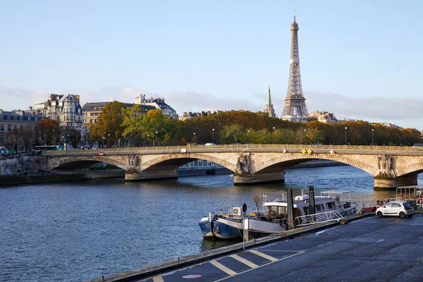 Eiffeltoren en brug met uitzicht op de Seine en lege dokken op een zonnige herfstdag in Parijs, Frankrijk — Stockfoto