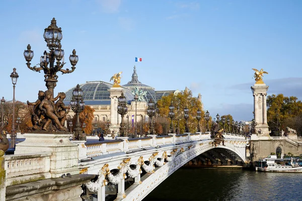 Puente Alejandro III en un soleado día de otoño en París, Francia —  Fotos de Stock