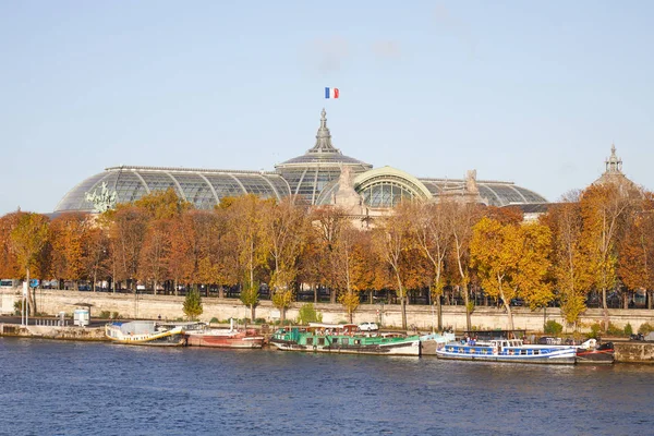 Grand Palais avec Seine et arbres d'automne par une journée ensoleillée à Paris, France — Photo