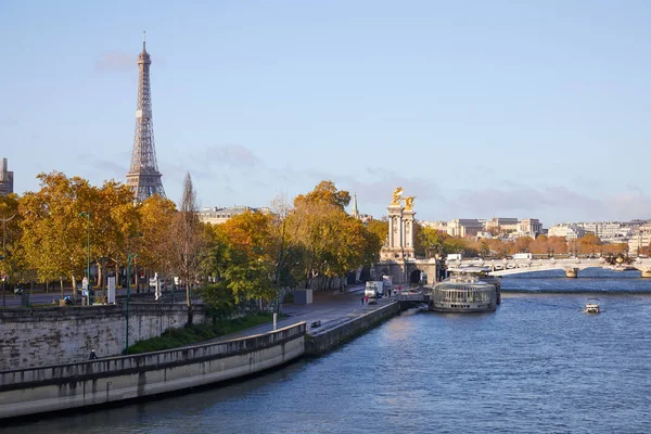 Eyfel Kulesi, Seine nehri manzarası ve Paris 'te güneşli bir sonbahar gününde Alexander II köprüsü — Stok fotoğraf