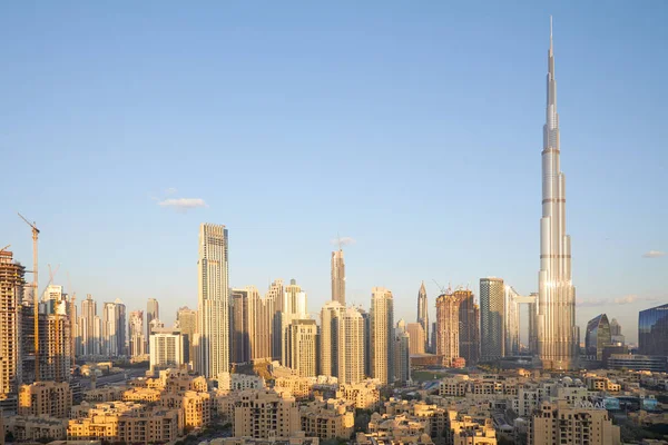 Burj Khalifa gratte-ciel et Dubaï vue sur la ville par une matinée ensoleillée — Photo