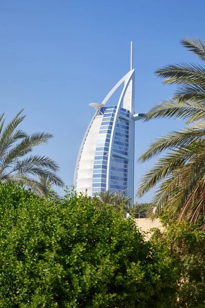 Güneşli bir günde palmiye ağaçları olan Burj Al Arap lüks oteli, Dubai 'de mavi gökyüzü — Stok fotoğraf