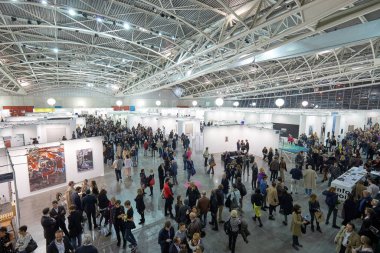 Artissima çağdaş sanat fuarı, İtalya 'nın Torino kentindeki ziyaretçilerle Oval Lingotto Sarayı' nda yüksek açı manzarası açıyor