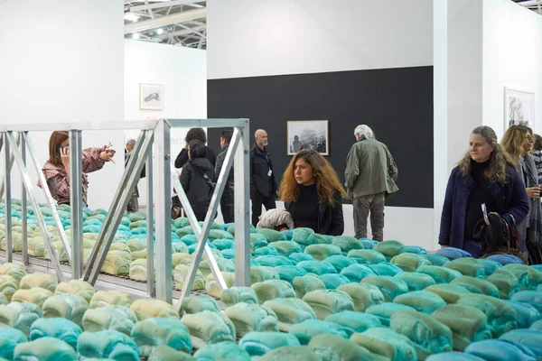 Відвідувачі, які дивляться на арт-інсталяцію з синіми кущами під час виставки сучасного мистецтва в палаці Овал Лінготто в Турині, Італія. — стокове фото