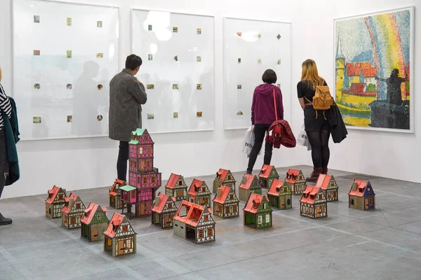 Pessoas olhando para obras de arte durante a abertura da feira de arte contemporânea Artissima no palácio Oval Lingotto em Turim, Itália — Fotografia de Stock