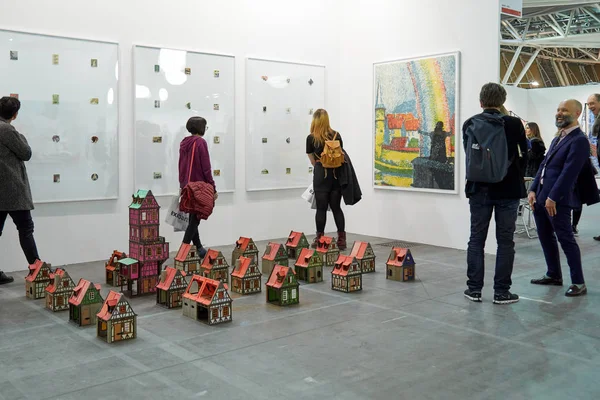 Personas mirando obras de arte durante la inauguración de la feria de arte contemporáneo Artissima en el palacio Oval Lingotto en Turín, Italia — Foto de Stock