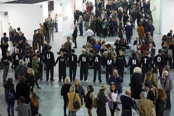 Performance de arte durante a abertura da feira de arte contemporânea Artissima no palácio Oval Lingotto em Turim, Itália — Fotografia de Stock