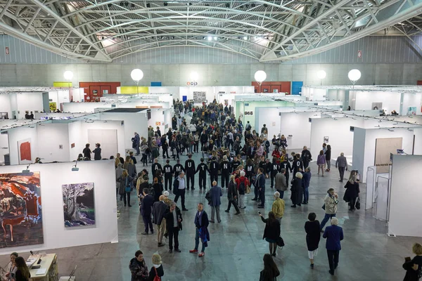 Artissima feira de arte contemporânea abrindo vista de alto ângulo no palácio Oval Lingotto com visitantes em Turim, Itália — Fotografia de Stock