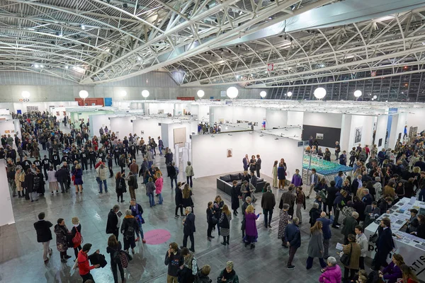 Artissima feira de arte contemporânea abrindo vista de alto ângulo no palácio Oval Lingotto com visitantes em Turim, Itália — Fotografia de Stock