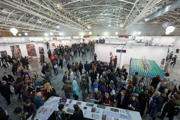 Artissima feira de arte contemporânea abrindo vista de alto ângulo no palácio Oval Lingotto com visitantes em Turim, Itália — Fotografia de Stock