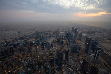 Dubai, Burç Halife 'den akşam gökdelenlerle şehrin yüksek açılı manzarasını aydınlattı