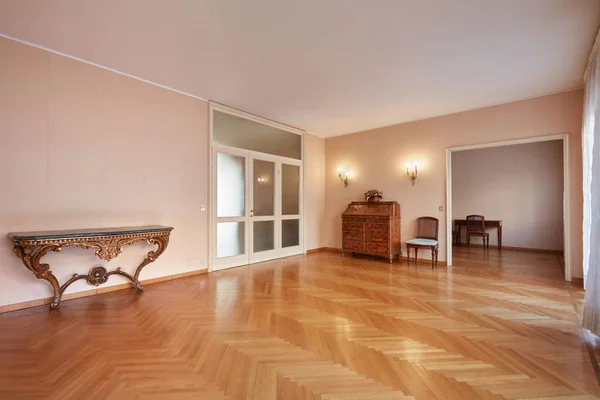 Grande chambre avec antiquités à l'intérieur de l'appartement — Photo