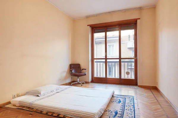 Bedroom with tatami bed and armchair in old apartment — Stock Photo, Image