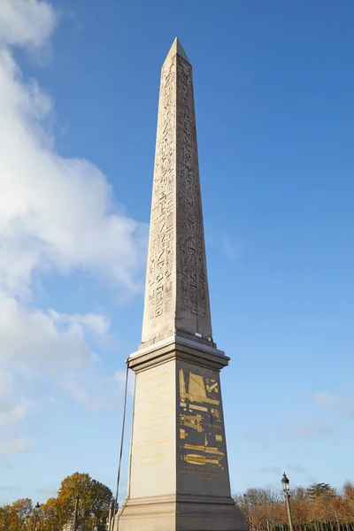 Place de la Concorde obelisk in a sunny day in Paris, France — Stock Photo, Image