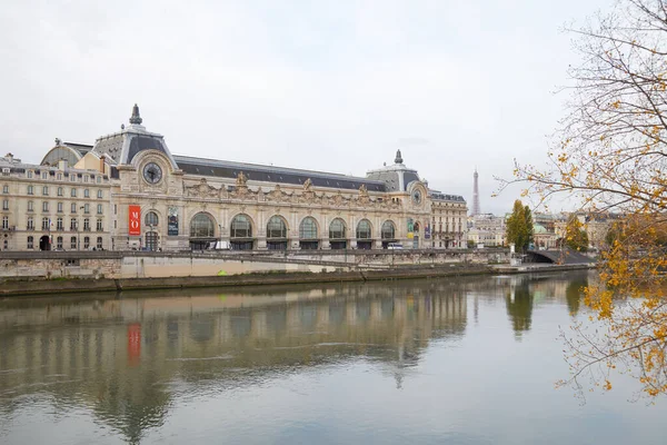 Edificio del museo Gare D 'Orsay o Orsay con río Sena y árbol de otoño en un día nublado en París — Foto de Stock