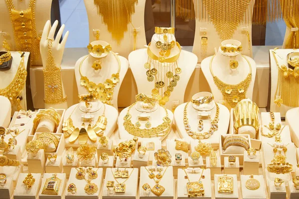 Dubai gold souk market window with jewellery, necklaces, bracelets and luxury accessories — Stock Photo, Image