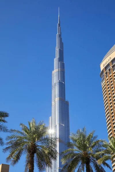 ブルジュ・ハリファ高層ビルとヤシの木、ドバイの晴れた日の澄んだ青い空 — ストック写真