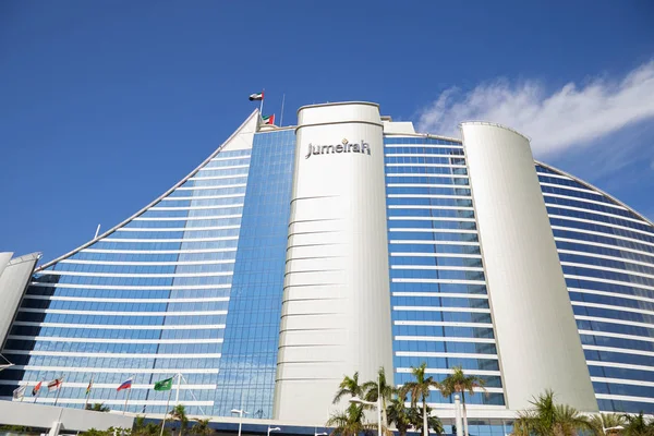 Jumeirah Beach lyx hotell låg vinkel vy på en solig dag, blå himmel i Dubai — Stockfoto