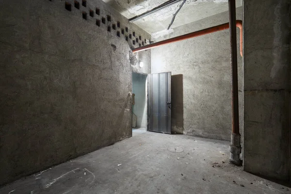 Interior vazio do porão com paredes de concreto — Fotografia de Stock