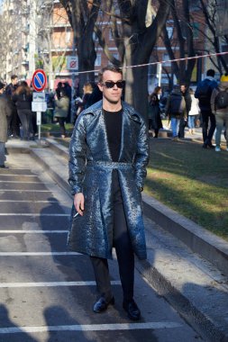 Emporio Armani moda defilesinden önce mavi leopar desenli parlak ceketli bir adam, Milan Moda Haftası tarzı. 